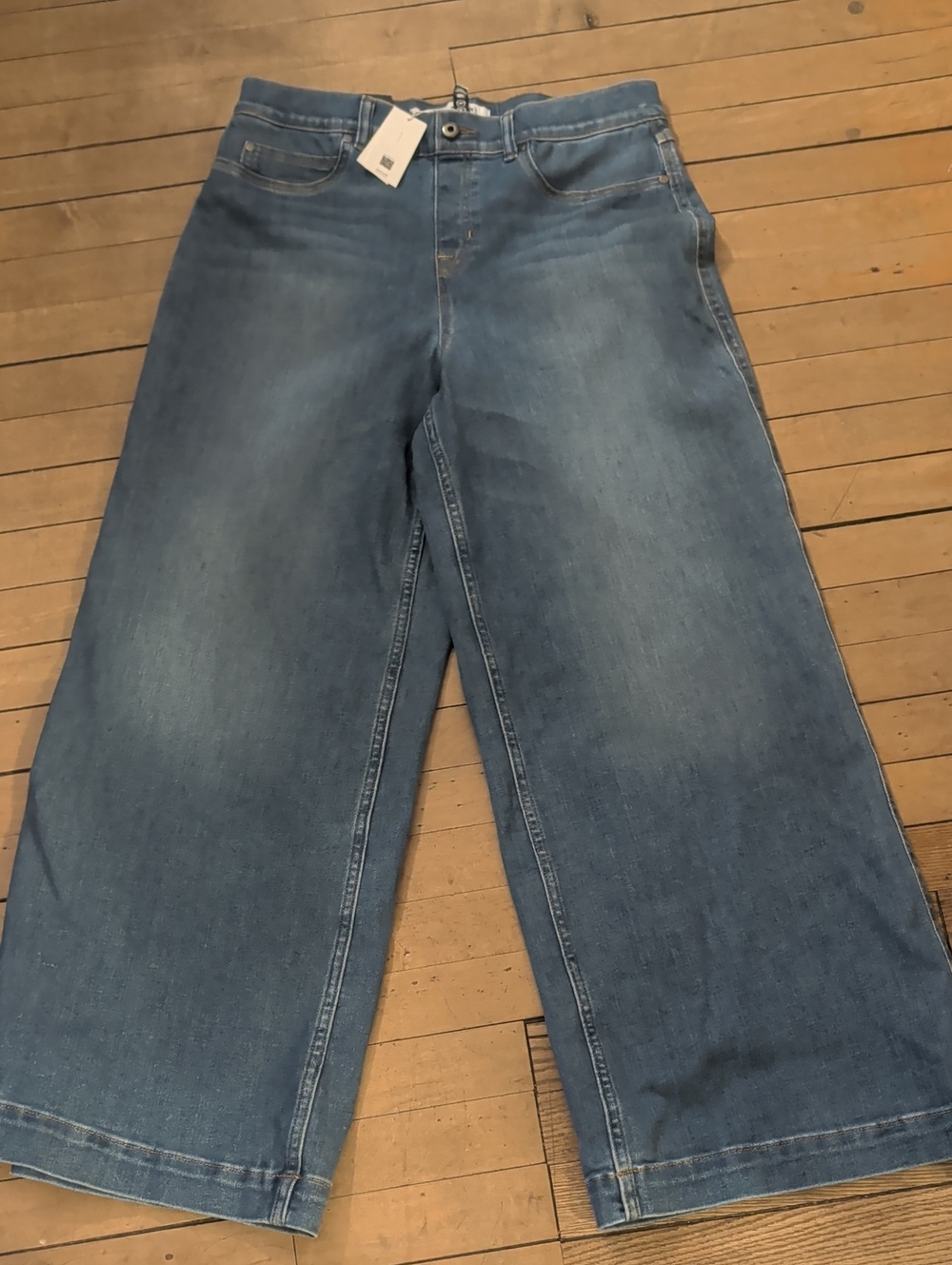 NWT.    SPANX CROPPED WIDE LEG JEANS !!